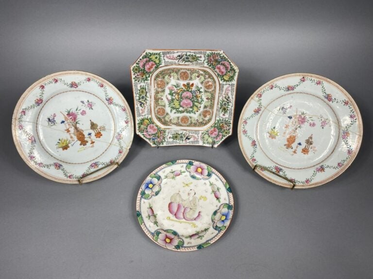 Lot d'assiettes en porcelaine émaillée dans le gout de la famille Rose, dans le…
