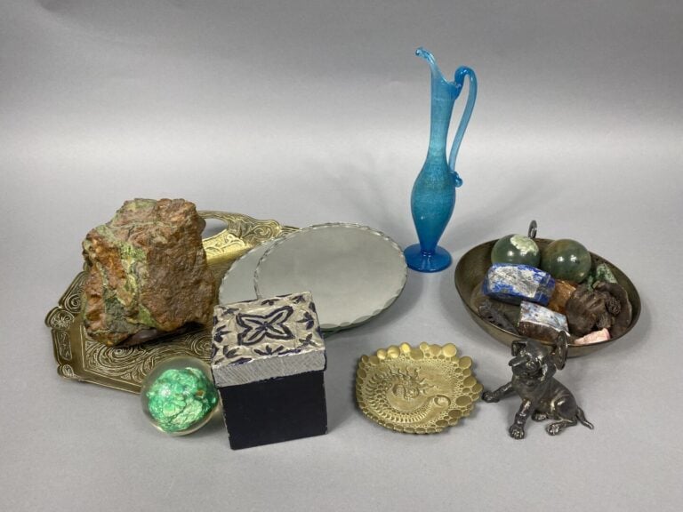 Lot d'objets de vitrine comprenant des petits sujets africains, une aiguière en…
