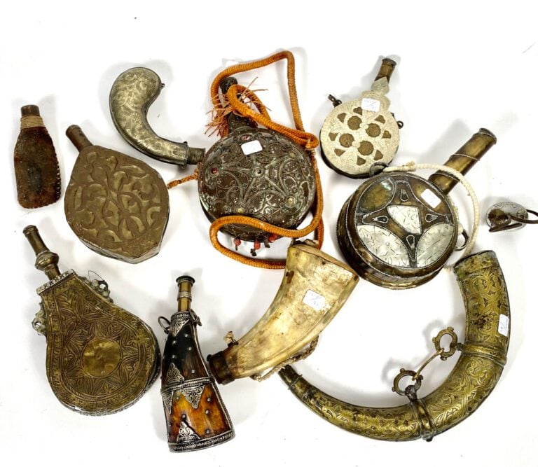 Lot de 10 poires à poudre orientales.