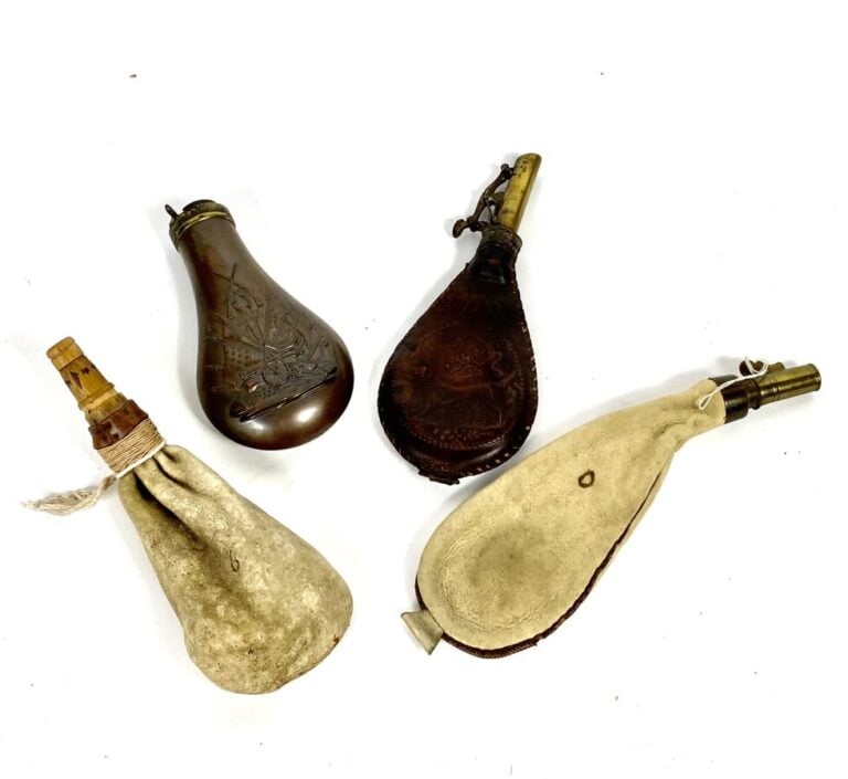 Lot de 4 poires à plomb et divers.