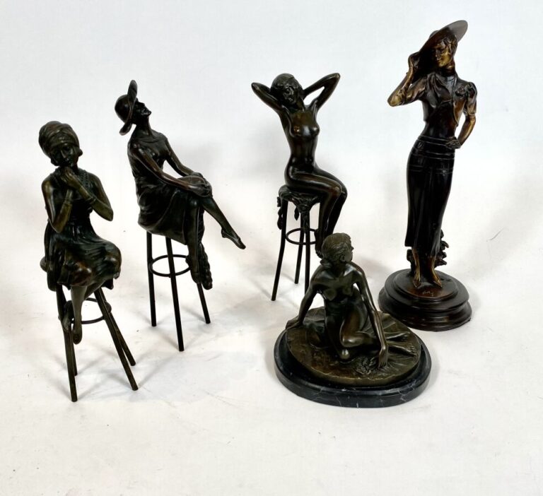 Lot de 5 sculptures de femmes en bronze patiné - Hauteur : 27 cm