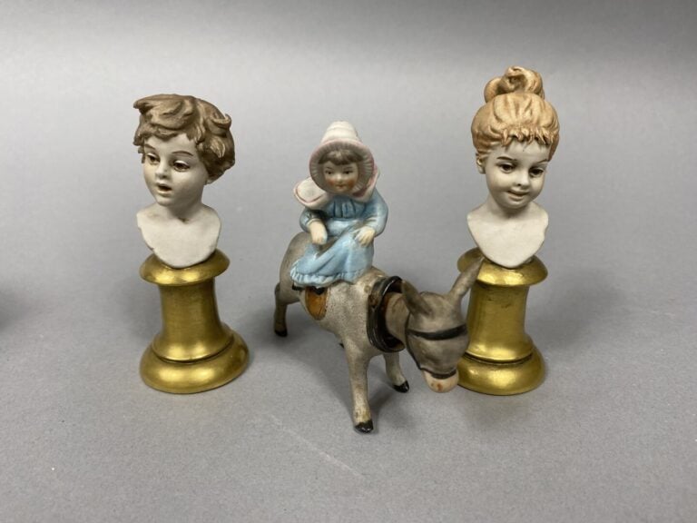 Lot de bibelots divers comprenant un buste de femme en biscuit, trois angelots…