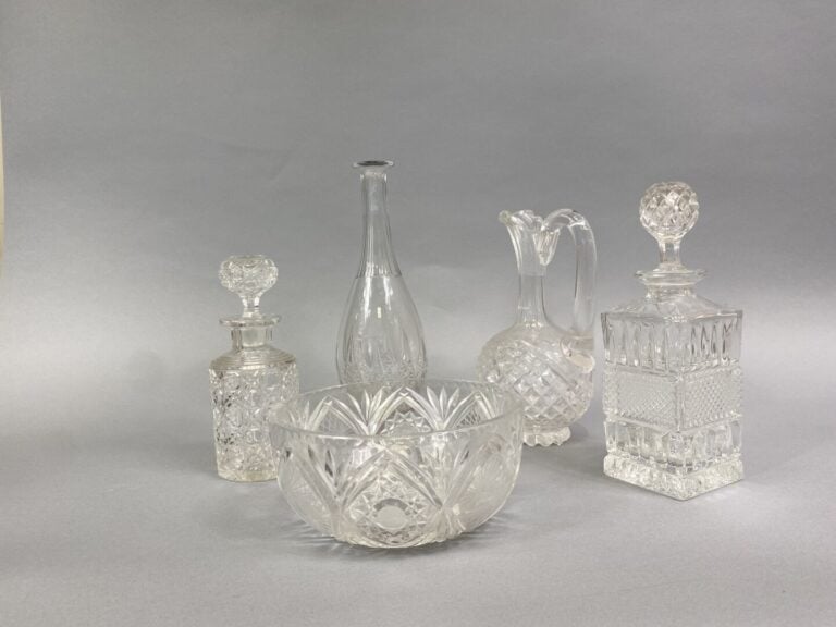 Lot de carafes en verre et cristal taillé comprenant un pichet, deux carafes av…