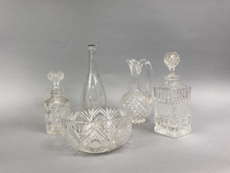 Lot de carafes en verre et cristal taillé comprenant un pichet, deux carafes av…