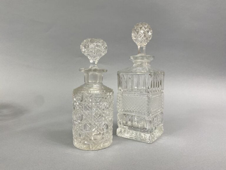 Lot de carafes en verre et cristal taillé comprenant un pichet, deux carafes av…