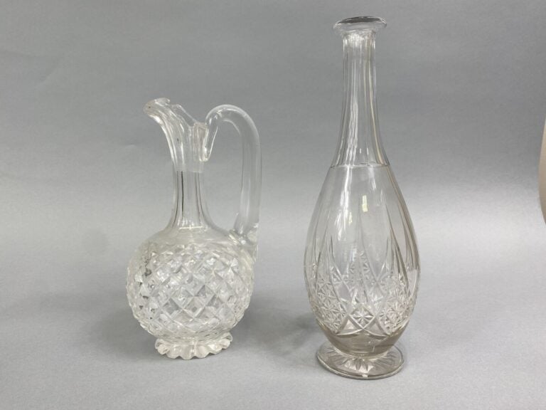 Lot de carafes en verre et cristal taillé comprenant un pichet, deux carafes av…