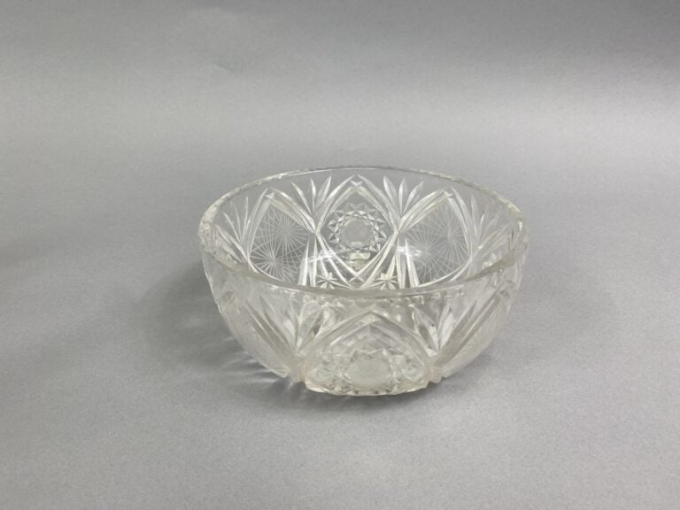 Lot de carafes en verre et cristal taillé comprenant un pichet, deux carafes av…