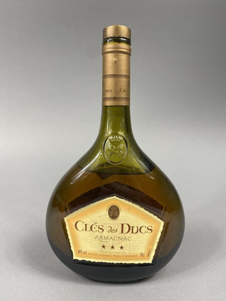 Lot de deux bouteilles d'armagnac comprenant : - - MICHEL FAURE, une bouteille,…