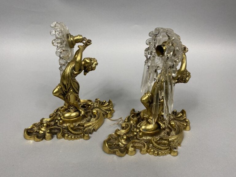 Lot de deux paires d'appliques en bronze doré, l'une ornée d'un vase balustre r…
