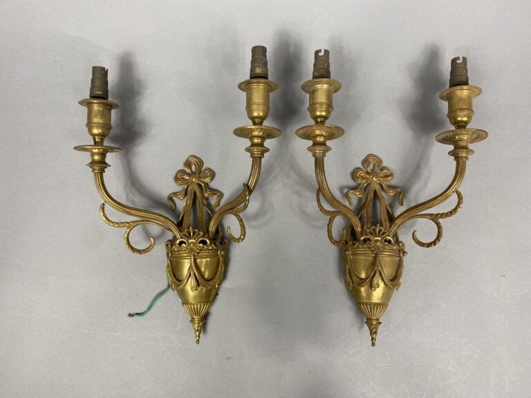 Lot de deux paires d'appliques en bronze doré, l'une ornée d'un vase balustre r…