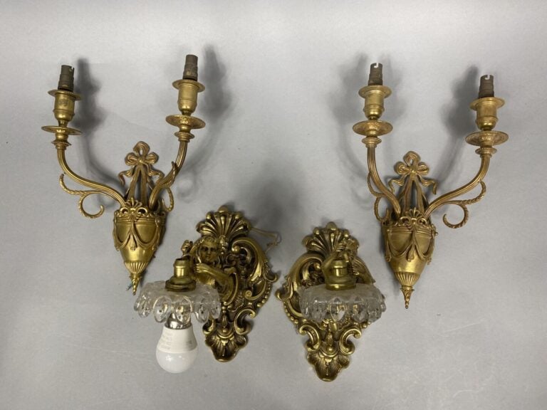 Lot de deux paires d'appliques en bronze doré, l'une ornée d'un vase balustre r…