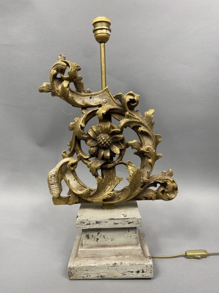 Lot de deux pieds de lampe en bois doré sculpté, l'un à décor de volute feuilla…
