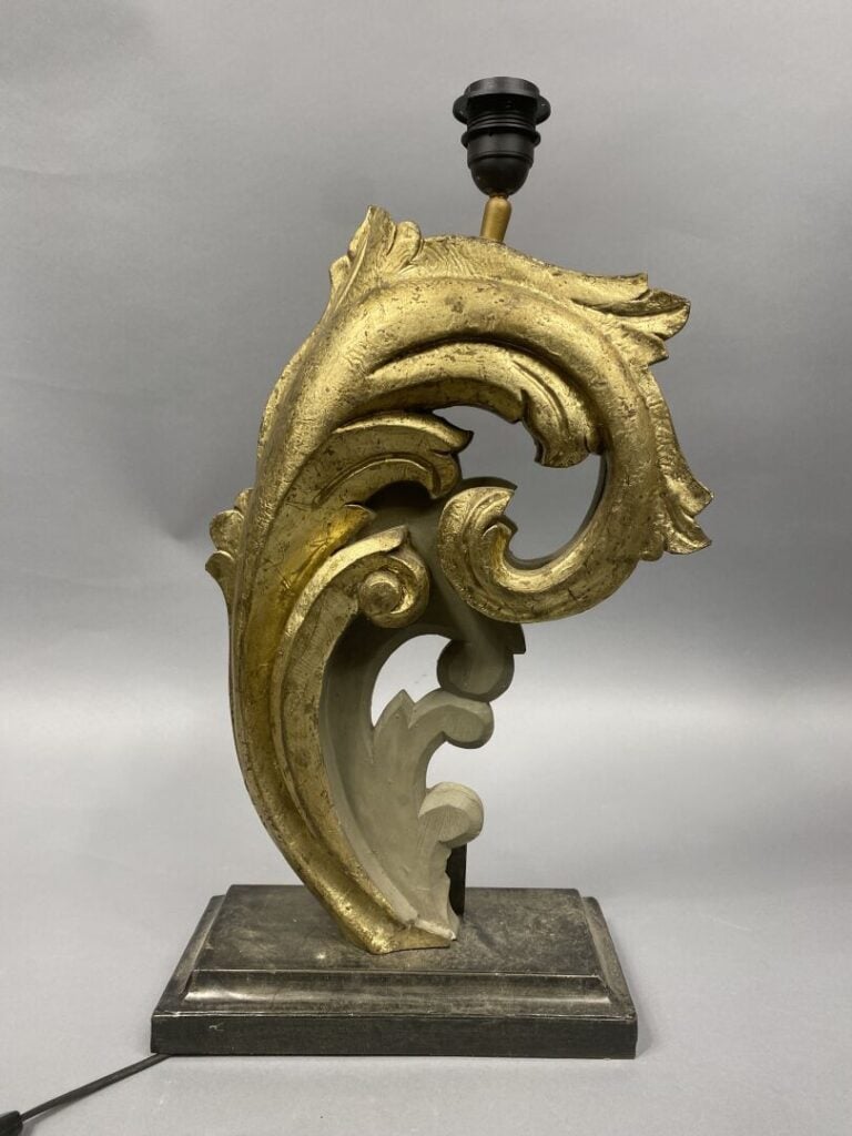 Lot de deux pieds de lampe en bois doré sculpté, l'un à décor de volute feuilla…