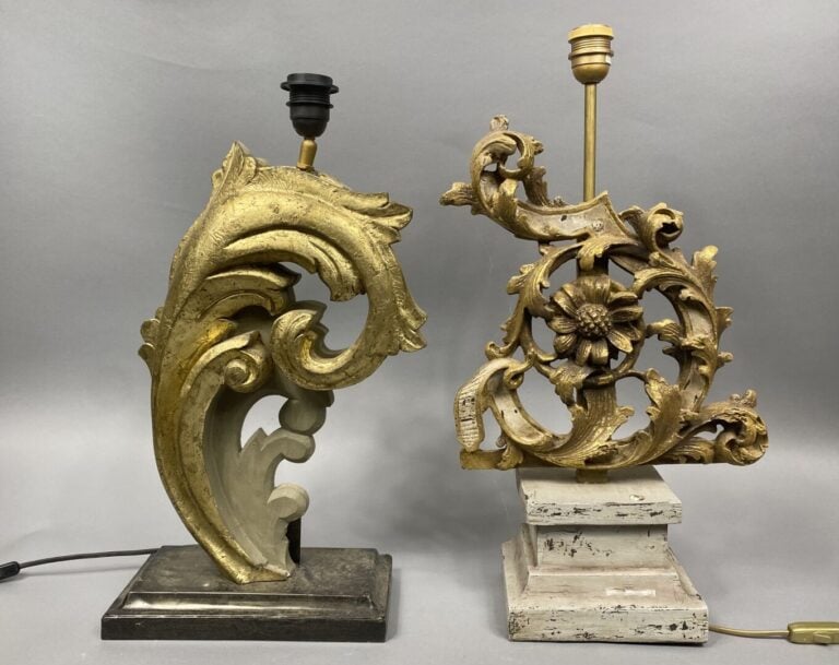 Lot de deux pieds de lampe en bois doré sculpté, l'un à décor de volute feuilla…
