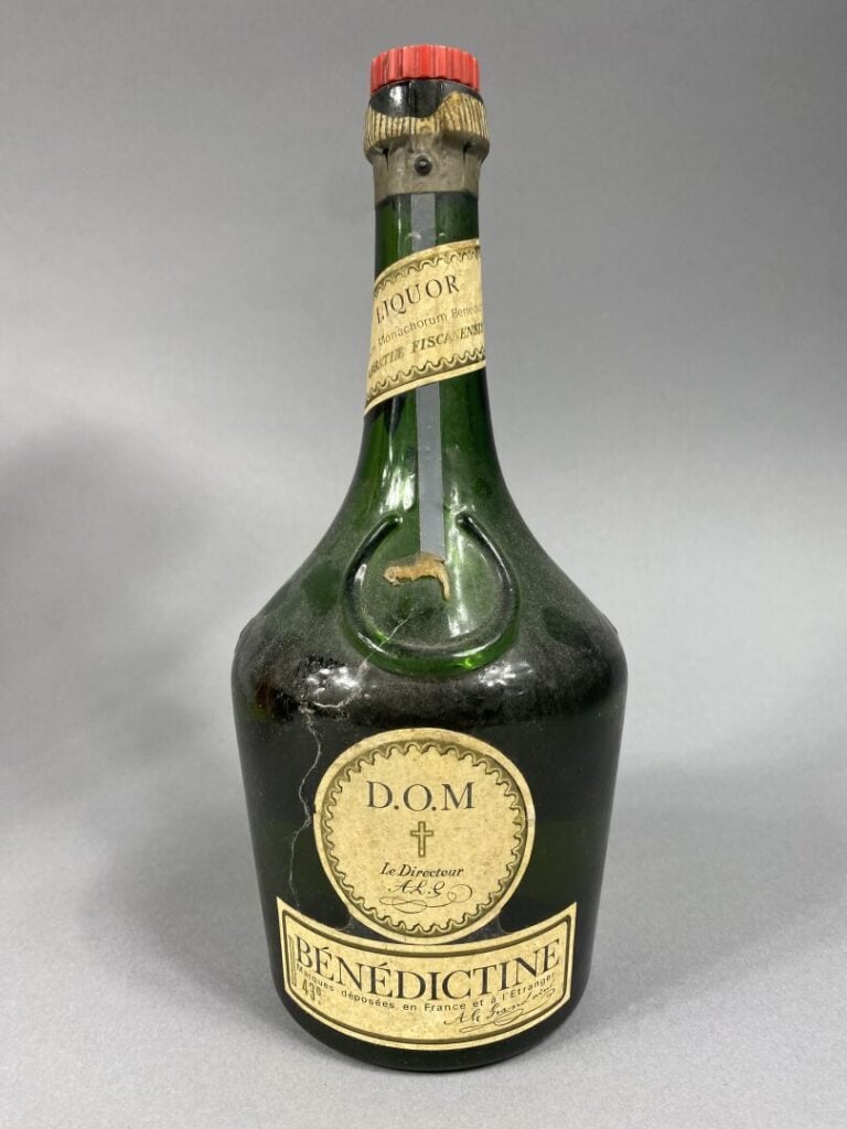 Lot de deux spiritueux comprenant : - - D.O.M, benedictine, liqueur, une boutei…