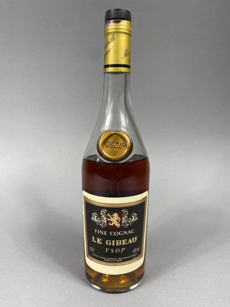 Lot de deux spiritueux comprenant : - - D.O.M, benedictine, liqueur, une boutei…