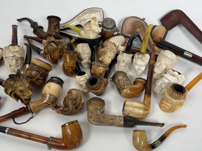 Lot de pipes en écume de mer sculptée représentant: créole, parisiennes, person…