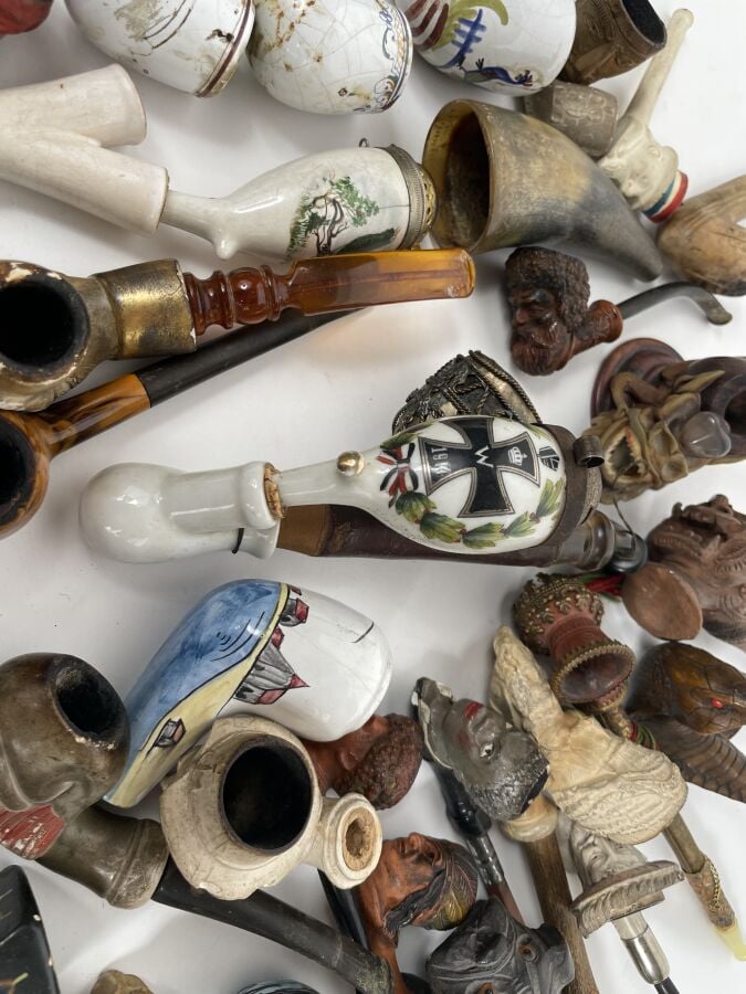 Lot de pipes en terre et porcelaine: Gambie, Belgique, Gouda, Thuringe. - Un be…