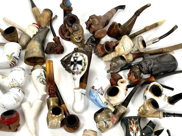 Lot de pipes en terre et porcelaine: Gambie, Belgique, Gouda, Thuringe. - Un be…
