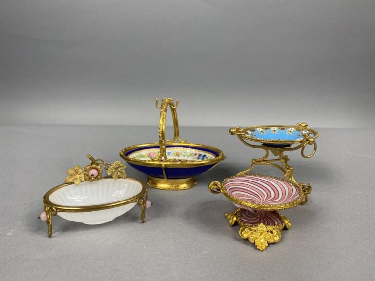 Lot de quatre baguiers de forme corbeille en porcelaine, verre opalin ou émail,…