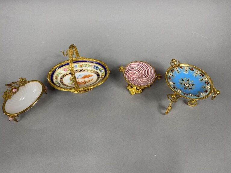 Lot de quatre baguiers de forme corbeille en porcelaine, verre opalin ou émail,…