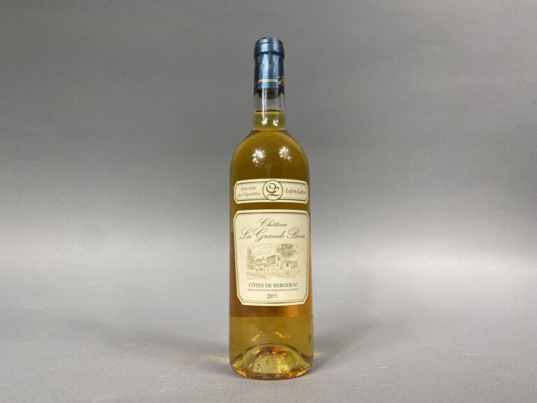 Lot de trois bouteilles comprenant : - - Domaine de la gauche, vin blanc, 1990…