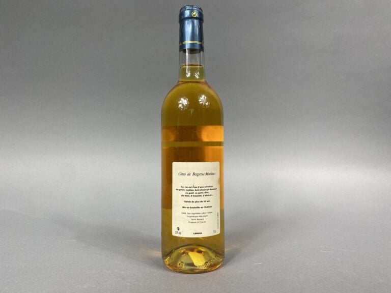 Lot de trois bouteilles comprenant : - - Domaine de la gauche, vin blanc, 1990…