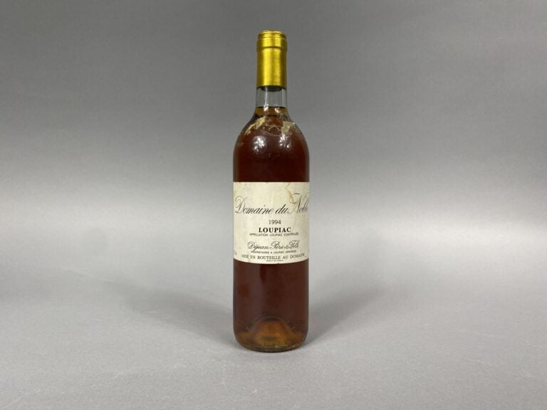 Lot de trois bouteilles comprenant : - - Domaine de la gauche, vin blanc, 1990…