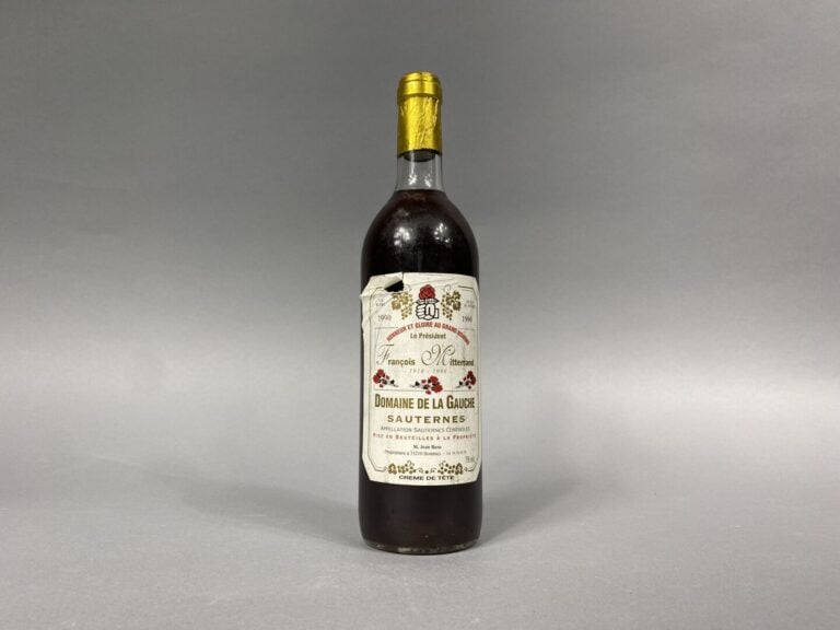 Lot de trois bouteilles comprenant : - - Domaine de la gauche, vin blanc, 1990…