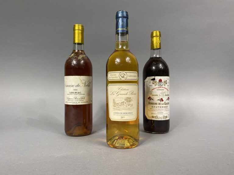 Lot de trois bouteilles comprenant : - - Domaine de la gauche, vin blanc, 1990…