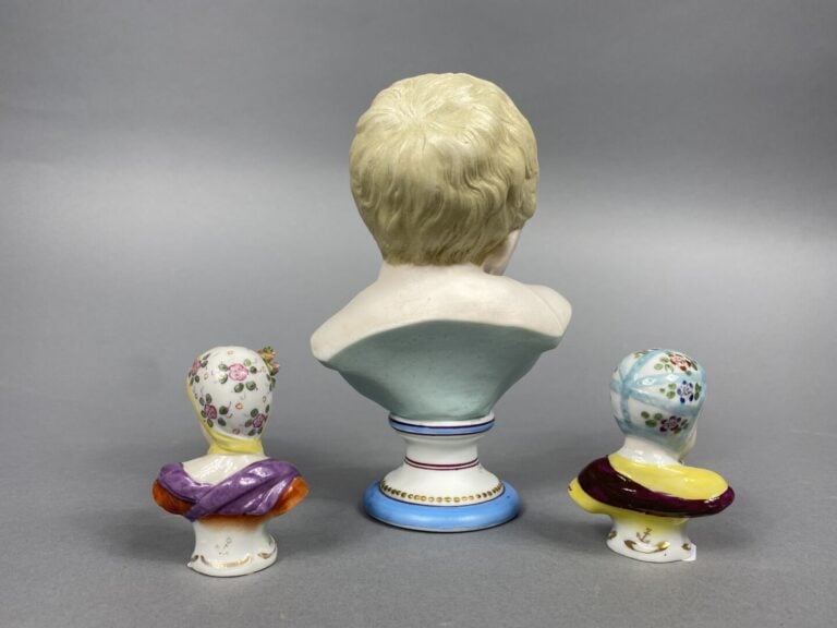 Lot de trois bustes en biscuit et porcelaine émaillée polychrome représentant d…