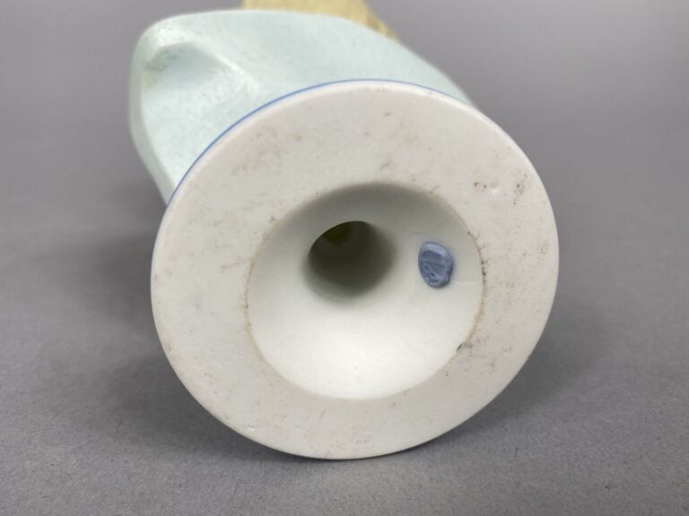 Lot de trois bustes en biscuit et porcelaine émaillée polychrome représentant d…