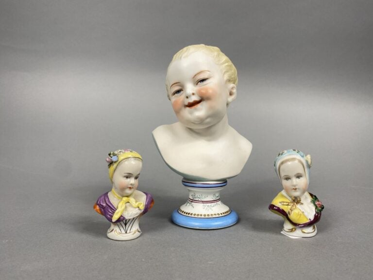 Lot de trois bustes en biscuit et porcelaine émaillée polychrome représentant d…