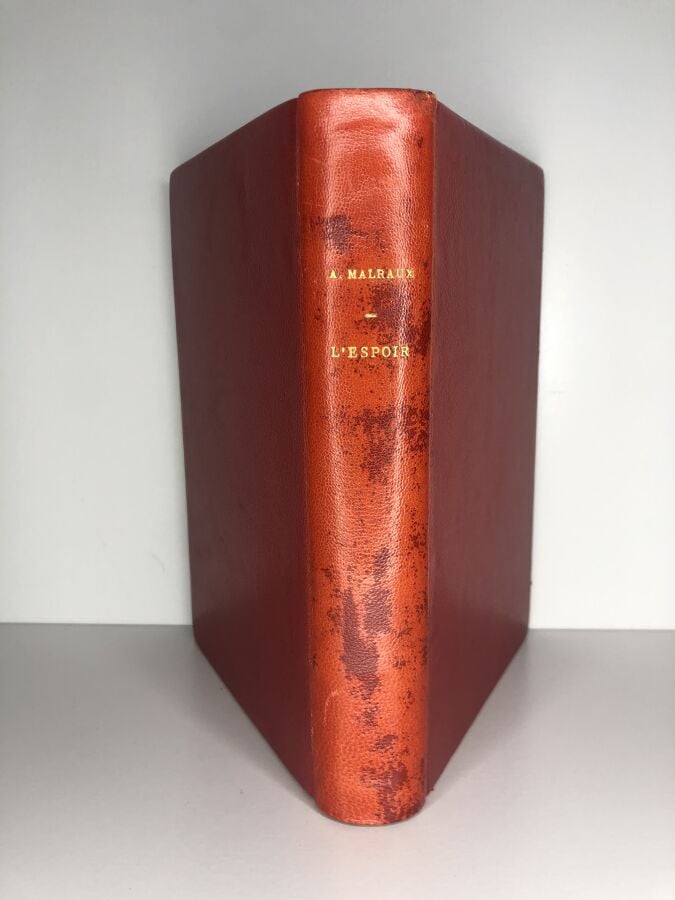 MALRAUX (André). - L'espoir. Édité à Paris chez Albert Skira en 1945. De format…