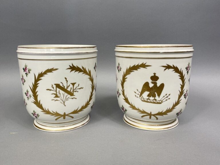 Manufacture impériale de SEVRES - Paire de cache-pots en porcelaine blanche et…