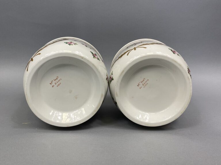 Manufacture impériale de SEVRES - Paire de cache-pots en porcelaine blanche et…
