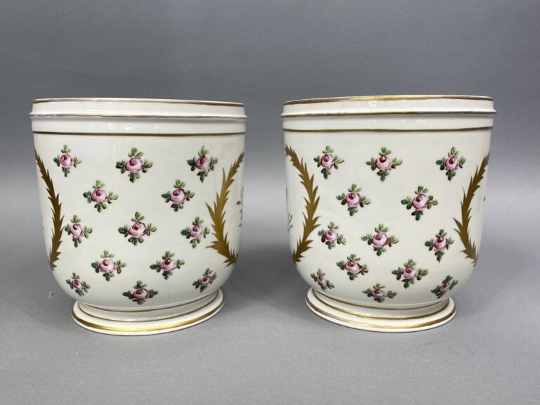 Manufacture impériale de SEVRES - Paire de cache-pots en porcelaine blanche et…