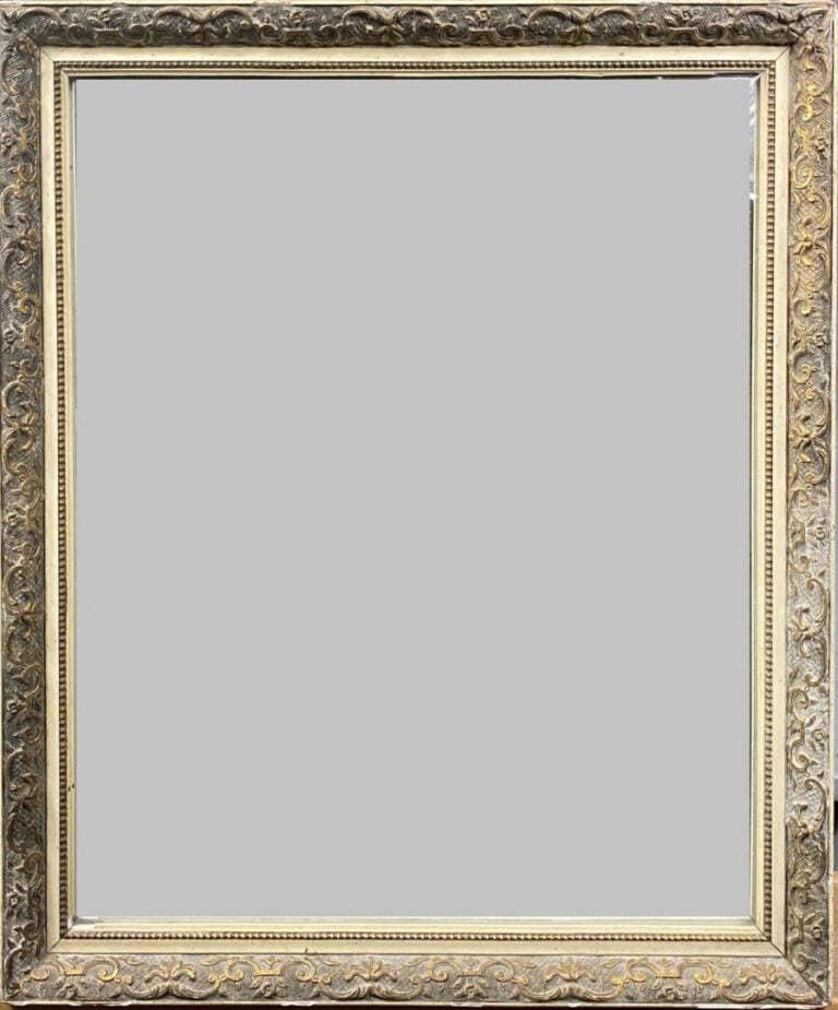 Miroir de forme rectangulaire en bois et stuc doré à décor de frises feuillagée…