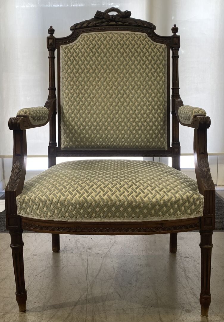Mobilier de salon en bois mouluré et sculpté comprenant un canapé et deux faute…