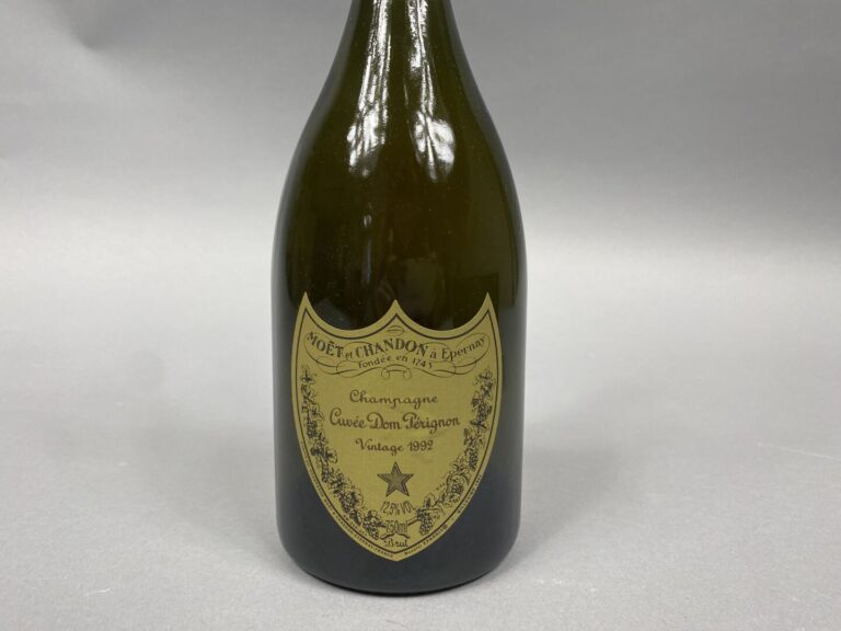 MOËT et CHANDON - Une bouteille Champagne cuvée Dom Pérignon, Vintage 1992 - Av…