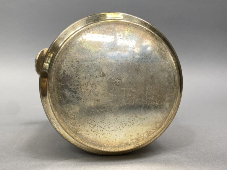 MONTE-CARLO - Ensemble d'objets en métal argenté comprenant : - - un vase balus…