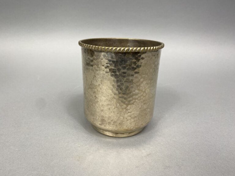MONTE-CARLO - Ensemble d'objets en métal argenté comprenant : - - un vase balus…