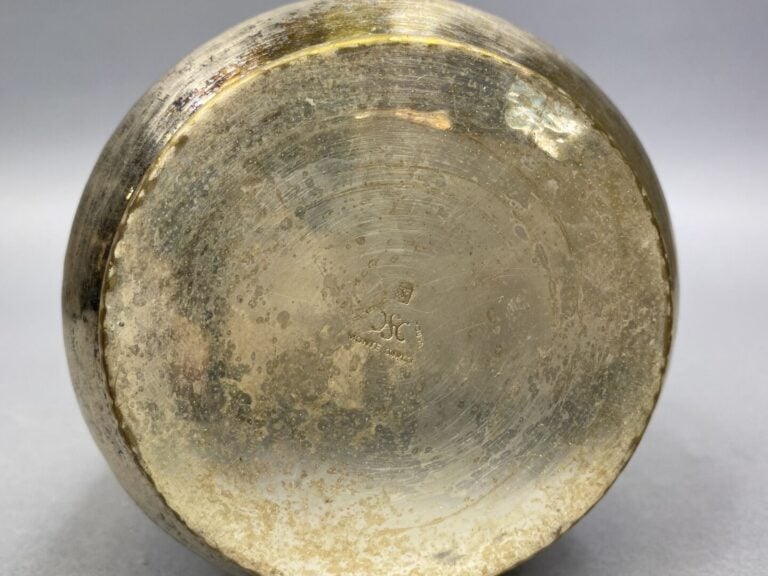 MONTE-CARLO - Ensemble d'objets en métal argenté comprenant : - - un vase balus…