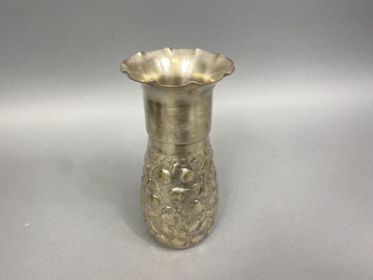MONTE-CARLO - Ensemble d'objets en métal argenté comprenant : - - un vase balus…