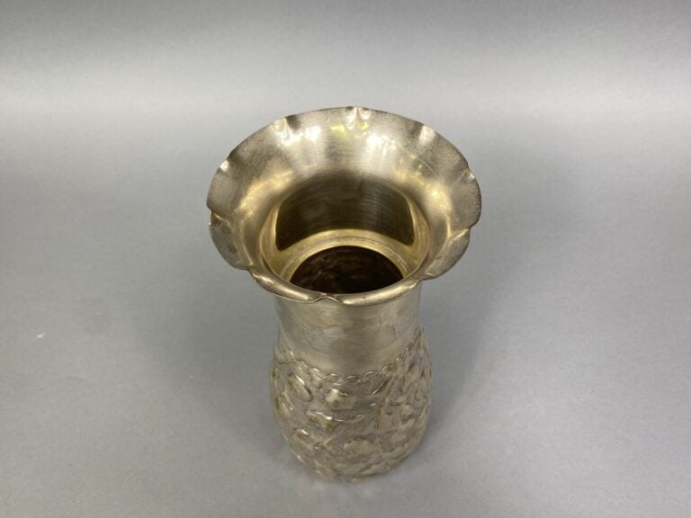 MONTE-CARLO - Ensemble d'objets en métal argenté comprenant : - - un vase balus…