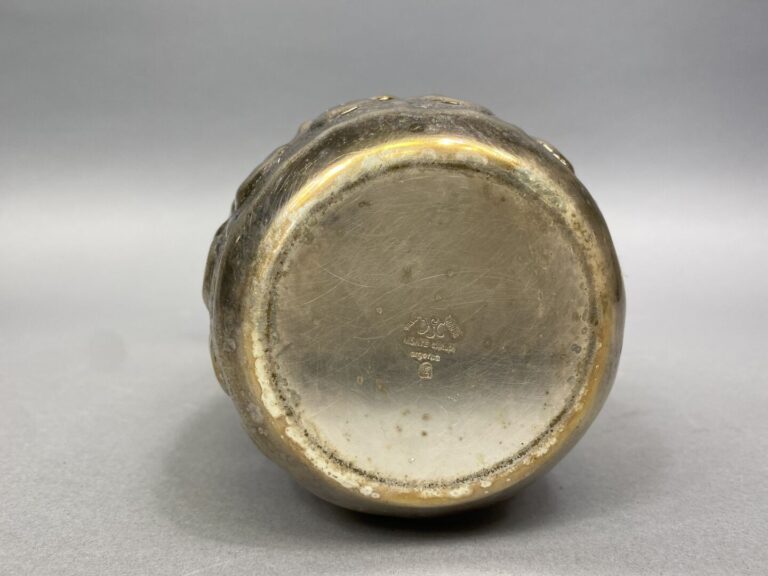 MONTE-CARLO - Ensemble d'objets en métal argenté comprenant : - - un vase balus…