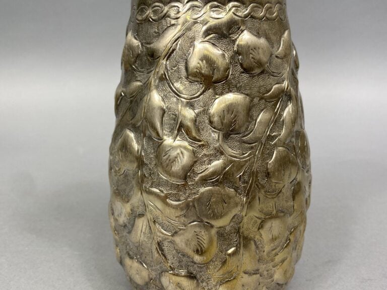 MONTE-CARLO - Ensemble d'objets en métal argenté comprenant : - - un vase balus…