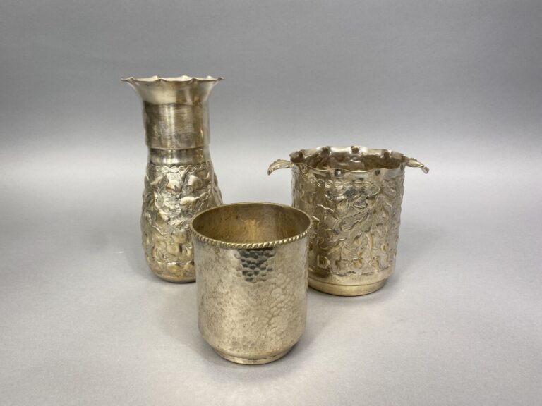MONTE-CARLO - Ensemble d'objets en métal argenté comprenant : - - un vase balus…
