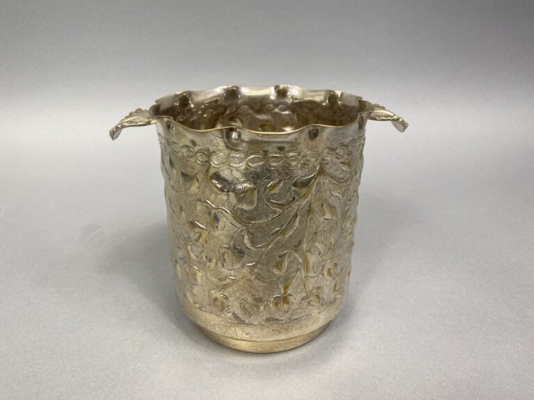 MONTE-CARLO - Ensemble d'objets en métal argenté comprenant : - - un vase balus…