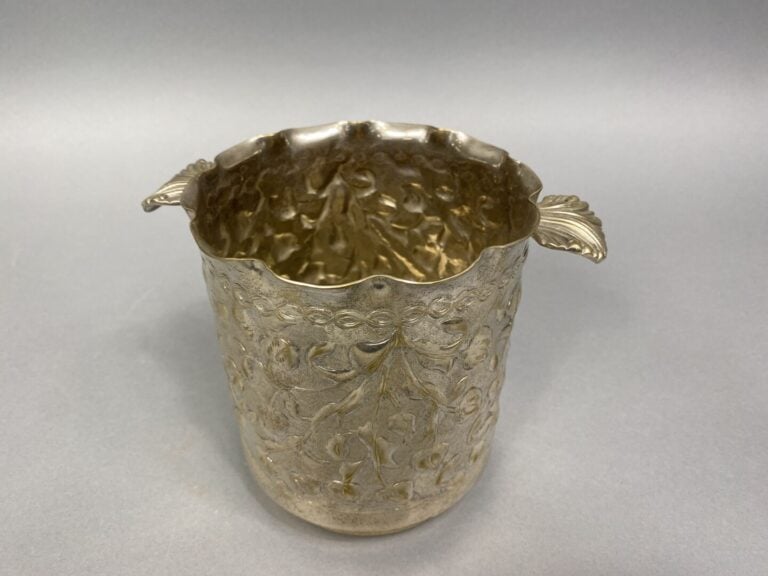 MONTE-CARLO - Ensemble d'objets en métal argenté comprenant : - - un vase balus…